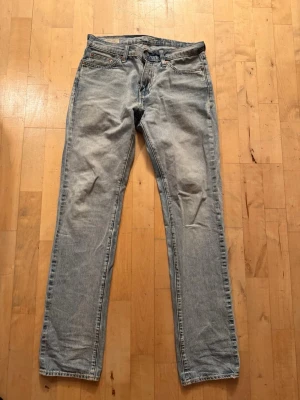 Levi's 502 jeans  - Ljusblå jeans från Levi's med klassisk rak passform och fem fickor. Jeansen har en vintage tvätt och tydliga sömmar. Tillverkade i slitstarkt denimtyg med läderpatch bak i midjan och röd Levi's-tagg på bakfickan. Storlek 29/32