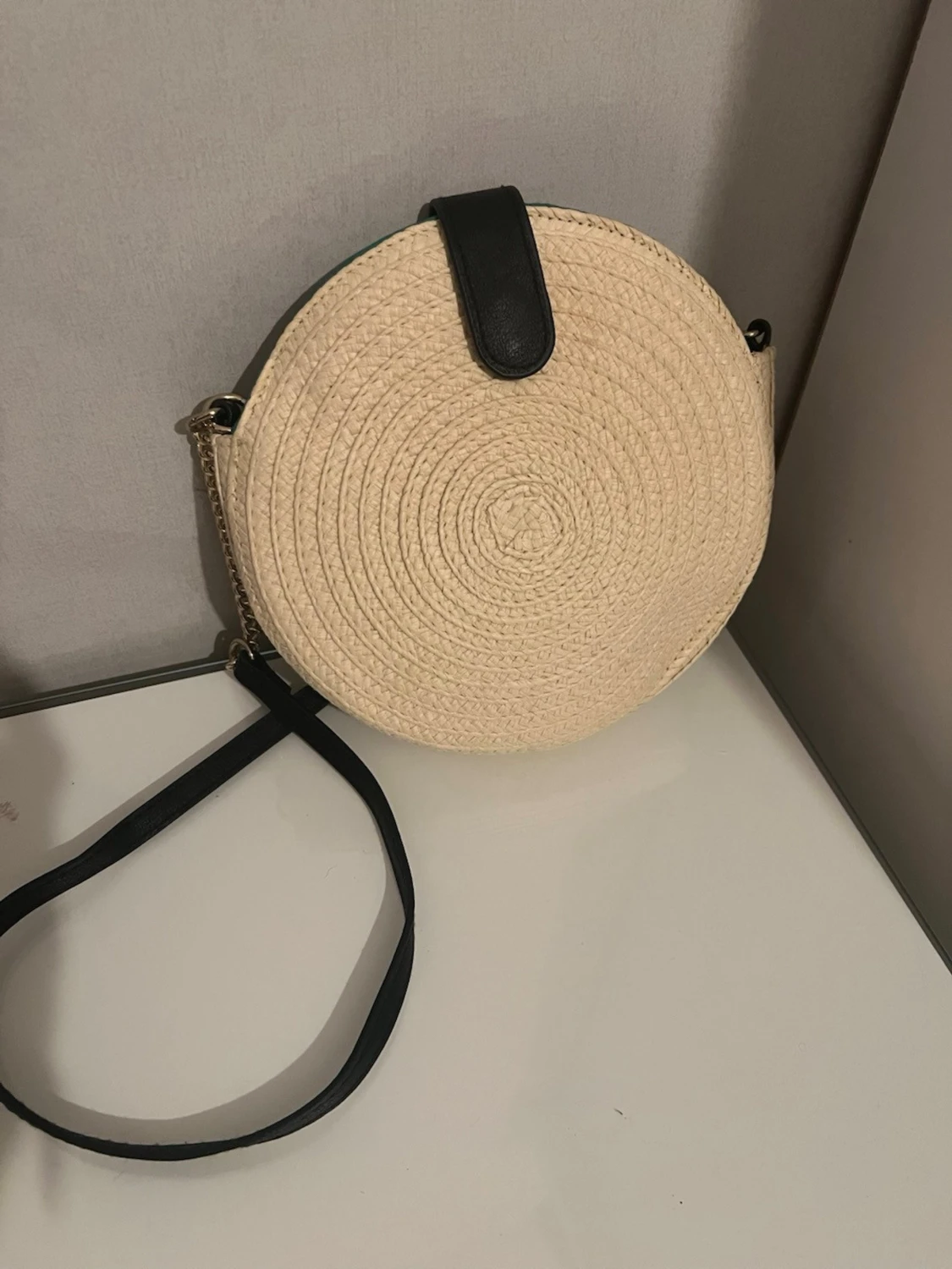 Rund axelväska i strå med kedjerem - 1