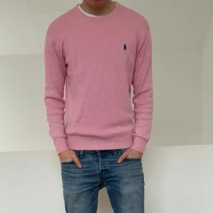Rosa Ralph Lauren tröja - Säljer en ljusrosa tröja från Polo Ralph Lauren i strl S. Tröjan är i bra skick o hör gärna av er vid frågor elr funderingar!!