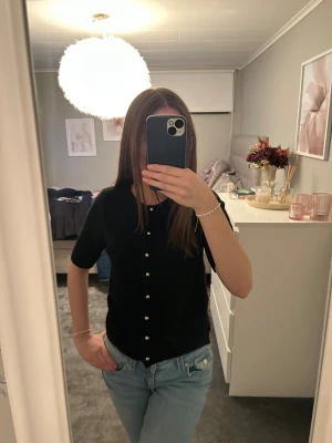 Svart kortärmad kofta från H&M - Svart tröja från H&M i storlek XS. Den är mjuk och sticks inte. Mycket bra skick då jag aldrig använt den💕