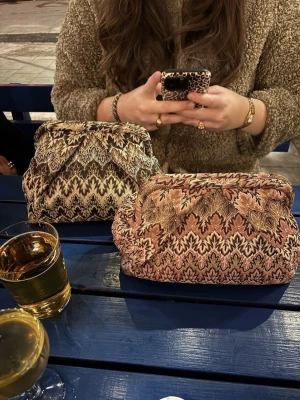 Jättefin clutch  - Liknar Beck söndergards clutch. Köpt på en marknad i Spanien💕