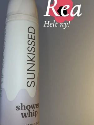 Sunkissed Shower Whip Sweet Vanilla - Sunkissed Shower Whip i doften Sweet Vanilla. En duschkräm i vispad mousse-formula som ger ett krämigt lödder. Förpackningen är vit och ljuslila med modern design. Perfekt för dig som vill ha en lyxig duschupplevelse med söt vaniljdoft.
