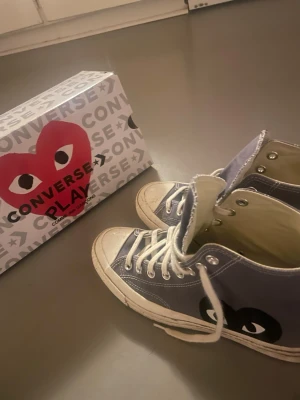 Converse x CDG  grå high tops - Tja! Jag säljer ett par feta Converse x CDG high tops. Svin snygga och passar till mycket. Köpta på Paul and friends. Nypris runt 1700 mitt pris är 955! Storlek 42,5 men passar 43 lika bra. 