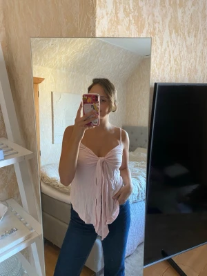 Design by si liknande linne - Ljusrosa design by si liknande linne med knytning där fram. Aldrig använd med prislappen kvar! Nypris 260kr