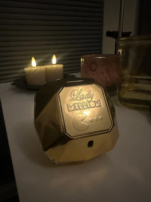 Lady Million Pac-Man Edition - Limited edition Lady Million X Pac-Man. Snygg, guldig flaska som sticker ut i samlingen. Perfekt för dig som gillar unika och trendiga parfymer. 80 ML och är helt ny utan box- köpte den för ett tag sedan men ej kommit till användning. Perfekt present nu till jul!🌟Ord pris 1 400kr