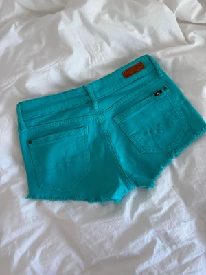 Turkosa jeansshorts  - Turkosa jeansshorts 🩵🩵 Se midjemått på bilderna!💎