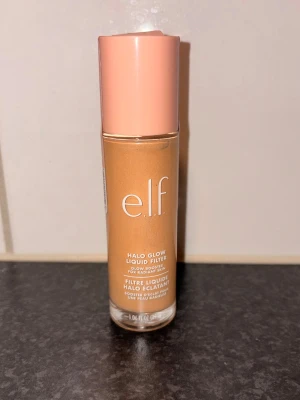 e.l.f. Halo Glow Liquid Filter Fair/Light - e.l.f. Halo Glow Liquid Filter i färgen 2 Fair/Light. Helt oanvänd men köpt för 2 år sedan. Förpackningen är bruten eftersom jag skulle kolla att den såg okej ut. 