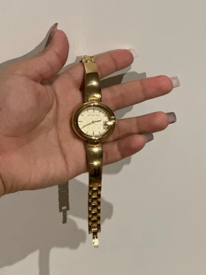 Wrist watch - no issue never been used🫶size can be adjusted since handles is long