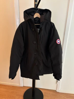 Svart vinterjacka från Canada Goose - Svart vinterjacka från Canada Goose i storlek XXL