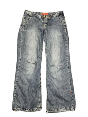 Lågmidjade vintage jeans utan bakfickor - Sjukt snygga vintage jeans - väldigt Lågmidjade, utan bakfickor, sitter otroligt snyggt baktill - för dom som gillar det🥰, utsvängda nedtill. Tvekar på att du hittar liknande någonstans! Notera att dom har slitage baktill längst ner!