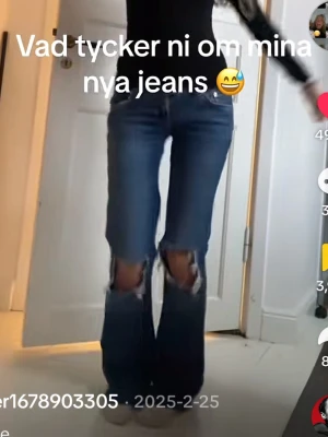 Blå slitna bootcut jeans - Säljer ett par trendiga blå bootcut jeans från lager 157 med stora slitningar över knäna. Bilderna är lånade från @user1678903305, men sista bilden är min. Jeansen är aldrig använda och köpta förra året. 💞 NYPRIS: 399kr