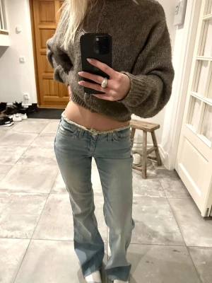 Nelly no waist bootcut jeans - Säljer ett par skitsnygga ljusblå low waist bootcut jeans från Nelly. Är 162 cm lång och har även klippt av dom en bit då dom var för långa för mig!🌸🫶🏻