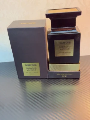 Tom Ford Tobacco Parfym - Helt ny tom Ford parfym jag fick av min vän. En riktigt elegant doft som håller länge men tyvvär inte min smak därför jag säljer den. Det är tom Ford tobacco vanille 100 ML EDP. Nypris går för ca 3-4 tusen men mitt är hälften av det