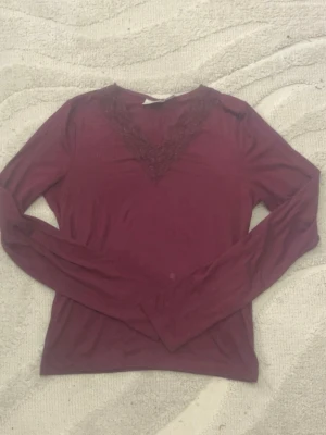 Vinröd långärmad topp med spets - Vinröd långärmad topp med v-ringning spets💕