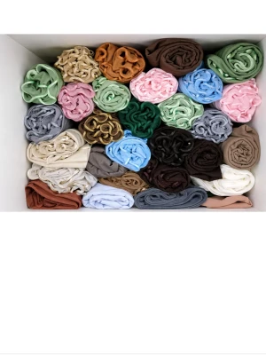 Jersey premium hijab  - Säljer ett gäng mjuka halsdukar i olika färger som grön, blå, rosa, brun, beige och vit. Perfekta att matcha med olika outfits. Kontakta mig om du är intresserad!