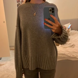 arket tröja  - så najs stickad tröja från arket med ribbat ner till, perfekt till kyliga dagar (putte lite nopprig men som man inte tänker på, som går att ta bort)