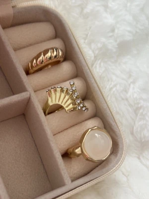 Tre trendiga guldringar -  tre guldfärgade ringar i olika designer. Den längst upp är lite mindre i storleken gämfört med dom andra två. (Kan sälja för sig också om du vill 50kr per ring)