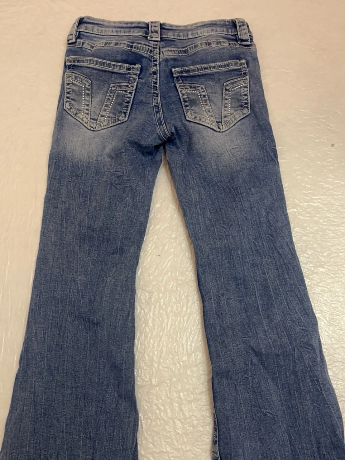 Blå bootcut jeans med slitningar