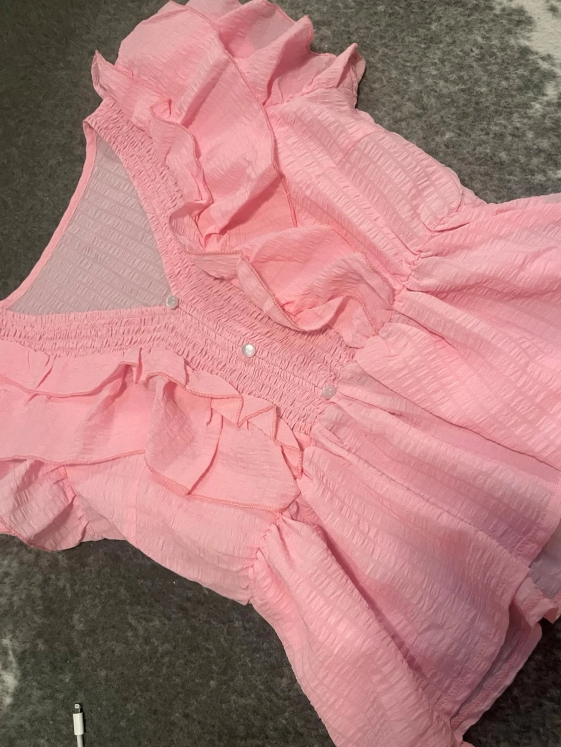 Rosa volangblus med pärlknappar