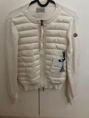 Moncler cardigan dam vit  - Skriv för kvittot ! Äkta den scannar . Köpt förra året i april 😊 säljs då jag använder inte . Inga tecken alls på använd . Taggs följer med 