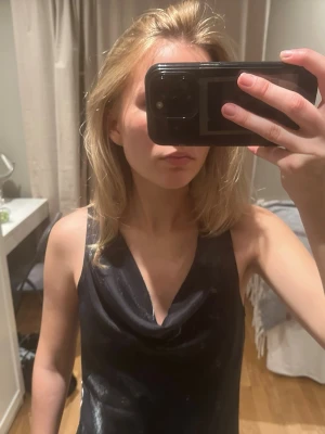 Svart balklänning med draperad hals - Superfin svart balklänning med snygg draperad halsringning. Köpt second hand men har aldrig använt den då jag köpt en annan. Superfint skick, inga tecken på användning. Skimrar fint i ljuset! Passar xs-s❣️