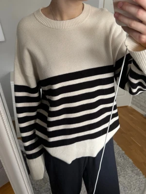 Stickad randig tröja - Använd Max 5 gånger, super skön stickad tröja från NA-KD, cremevit med svarta ränder