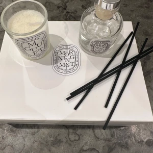 Doftset Morning Mist & Muguet - Snyggt doftset med en transparent glasflaska med träkork och svarta doftpinnar samt ett vitt doftljus i glas. 💗