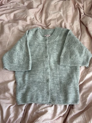 stickad tröja Gina Tricot - Säljer denna söta stickade tröja ifrån Gina Tricot!🌷 Toppen är aldrig använd och köpt ny för 299kr! Perfekt nu till våren, passar bra med ett linne under och bara som den är!💓 toppen är i storlek XS och är från Gina Tricot 14+! Packas och postas säkert!📦