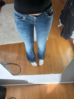 Blå bootcut jeans från lager 157 - Snygga blå bootcut jeans från lager 157 med låg midja och klassisk femficksdesign. Storlek xs/full length men jag har klippt av dom längst ner så dom ska passa mig som är 165 cm.