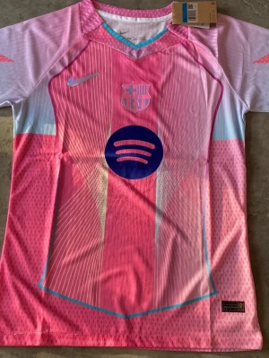 FC Barcelona 2025/26 Pedri 8 Pink Special Limited Edition Tröja - FC Barcelona fotbollströja 25/26 Limited Edition Pedri 8                                                                       Storlek M                                                                          Ny Oanvänd, taggar är på                                           Lägg ett bud om du känner att priset är för högt