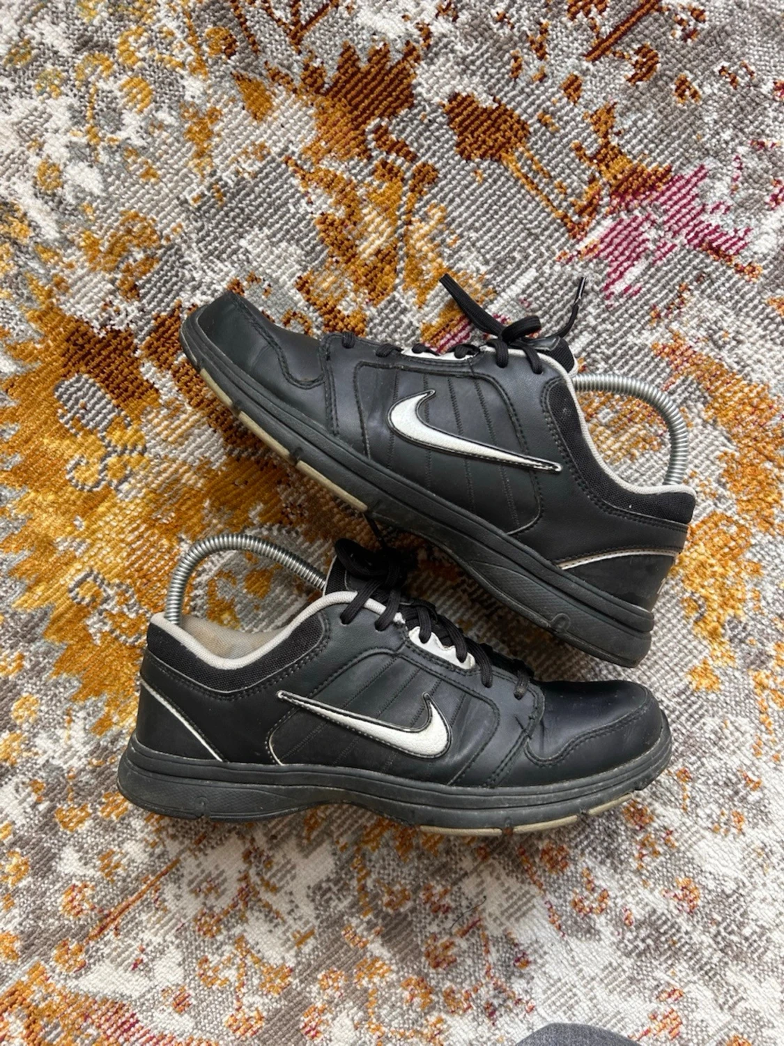 Svarta Nike sneakers med vit swoosh