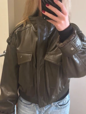 Khaki skinn jacka från zara - perfekt skick, knappt använd och säljs ej mer!