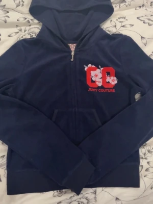  Juicy Couture hoodie - Köpt men för liten på mig så endast testad men drog bort lappen när jag köpte den typ mer som en Xs hade jag sagt