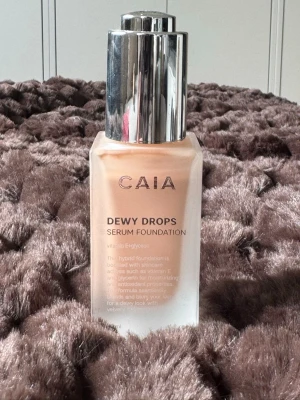 CAIA Dewy Drops Serum Foundation 20C - Foundation från CAIA i nyansen 20C. Använt 1pump av den och insåg sedan att jag köpt fel färg, har absolut inte rört med fingrar i produkten.