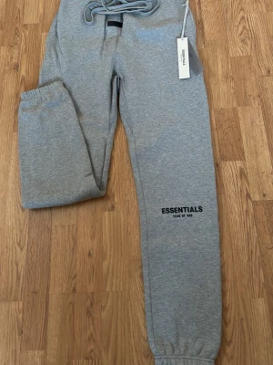 Grå Essentials mjukisbyxor - Helt nya äkta aldrig använda köpa från sneaks.