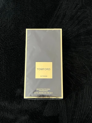 Tom Ford Extreme Eau de Toilette 100ml - Tom Ford Extreme Eau de Toilette 100ml i elegant svart och guld förpackning. Lyxig doft med exklusiv känsla, perfekt för dig som vill sticka ut. Snygg design med tydlig Tom Ford-logga på framsidan. Kommer i sprayflaska.
