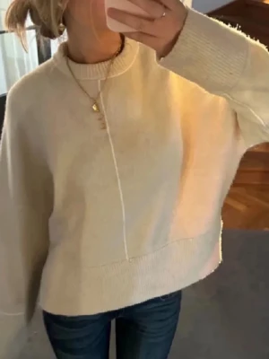 Beige stickad tröja från Zara - Säljer en beige stickad tröja från Zara i storlek XS.  Första bilden är lånad!❤️