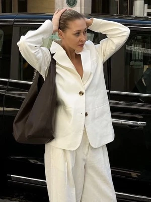 Vit kavaj i linneblandninh - Jätte snygg vit kavaj i linneblandninh från NA-KD i storlek 36! 899 kr på hemsidan säljer för 500, endast använd en gång ♥️♥️♥️