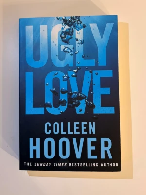 Ugly love, booktok, böcket - Väldigt god skick, köptes för 179 kr säljs för 90kr, böcker, möts ej upp.