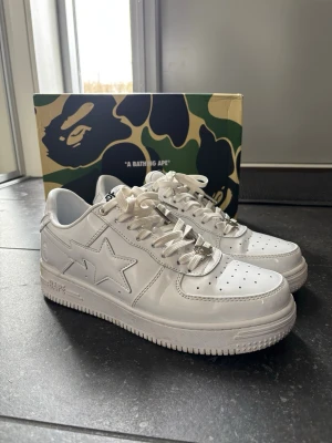 BAPE Sta Triple White Patent Leather - Användes några fåtal gånger. Lädret på insidan av högra skon har gått bort lite men det är inget som känns. Säljer eftersom de är för små på mig.