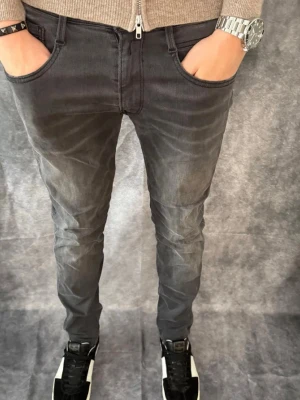 Svarta REPLAY  ANBASS - Snygga svarta Replay Anbass jeans , slim fit med stretch . Mvh Axel :) 