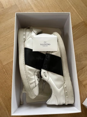 Svarta valentino opens - Bombsnygga valentinos!! Säljer p.g.a att de blivit lite små. Dem är lite slitna i hälen och på sidan men det går att snabbt och enkelt fixa. Inte helt säker på om de är äkta  men det ser ganska bra ut. Låda, dustbag och äktighetscertifikat följer med. Priset är inte hugget i sten! Skriv vid minsta fundering.