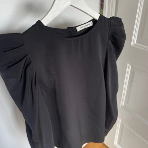 Svart blus från Sofie Schnoor - Säljer en svart blus från Sofie Schnoor helt i nyskick! 