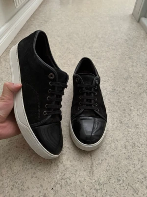 Lanvin - Lanvin dbb1 patent cap toe svart | uk9 eu43 passar större också | bra skick, finns tecken på användning (se bilder) snöret är lite sönder på slutet | pris går att diskutera vid snabb och enkel affär | snabb frakt📦|