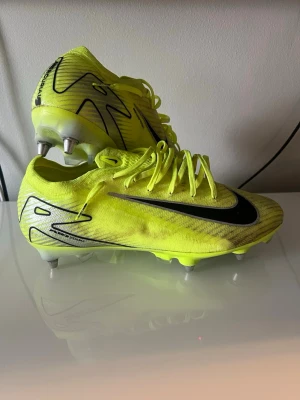 Nike Mercurial Vapor Elite - Säljer ett par Nike mercurial vapor elite i storlek 42. Det är SG dobbar så perfekt för naturgräs. Endast använda fåtal matcher.
