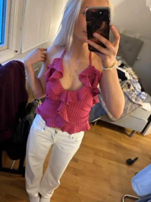 Rosa volang topp med halterneck - Säljer en rosa linnetopp med halterneck och volangdetaljer framtill. Storlek S💕🩷