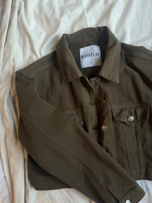 Olivgrön jeansjacka från Mr. Display - Snygg olivgrön jeansjacka från Jdy, kommer inte till användning längre så säljer. Det är en jeansjacka med en kortare modell. Superfint skick, pris kan diskuteras!💗