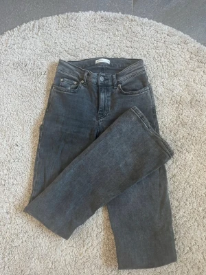 Mörk grå bootcut jeans  - Säljer dessa lågmidjade bootcut jeans från Gina Tricot. Super snygga men har blivit försmå för mig, de är använda men fortfarande i fint skick❣️
