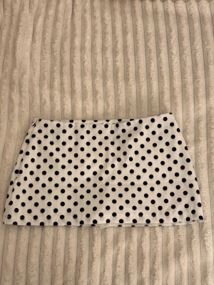 Prickig kjol och svart kjol - Supersöt vit skort med svarta prickar och inbyggda shorts under kjolen.  Och en svart kjol ifrån Zara som också har inbyggda short, och man kan knyta en roset