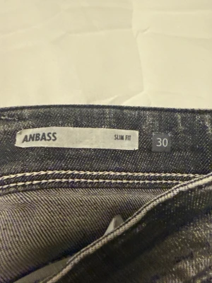 Replay Anbass Slim Fit Jeans - Snygga gråa slim fit jeans från Replay, modell Anbass. Klassisk femficksdesign med tydliga kontrastsömmar och en tvättad look. Perfekta för dig som gillar en smalare passform och stilren denim.